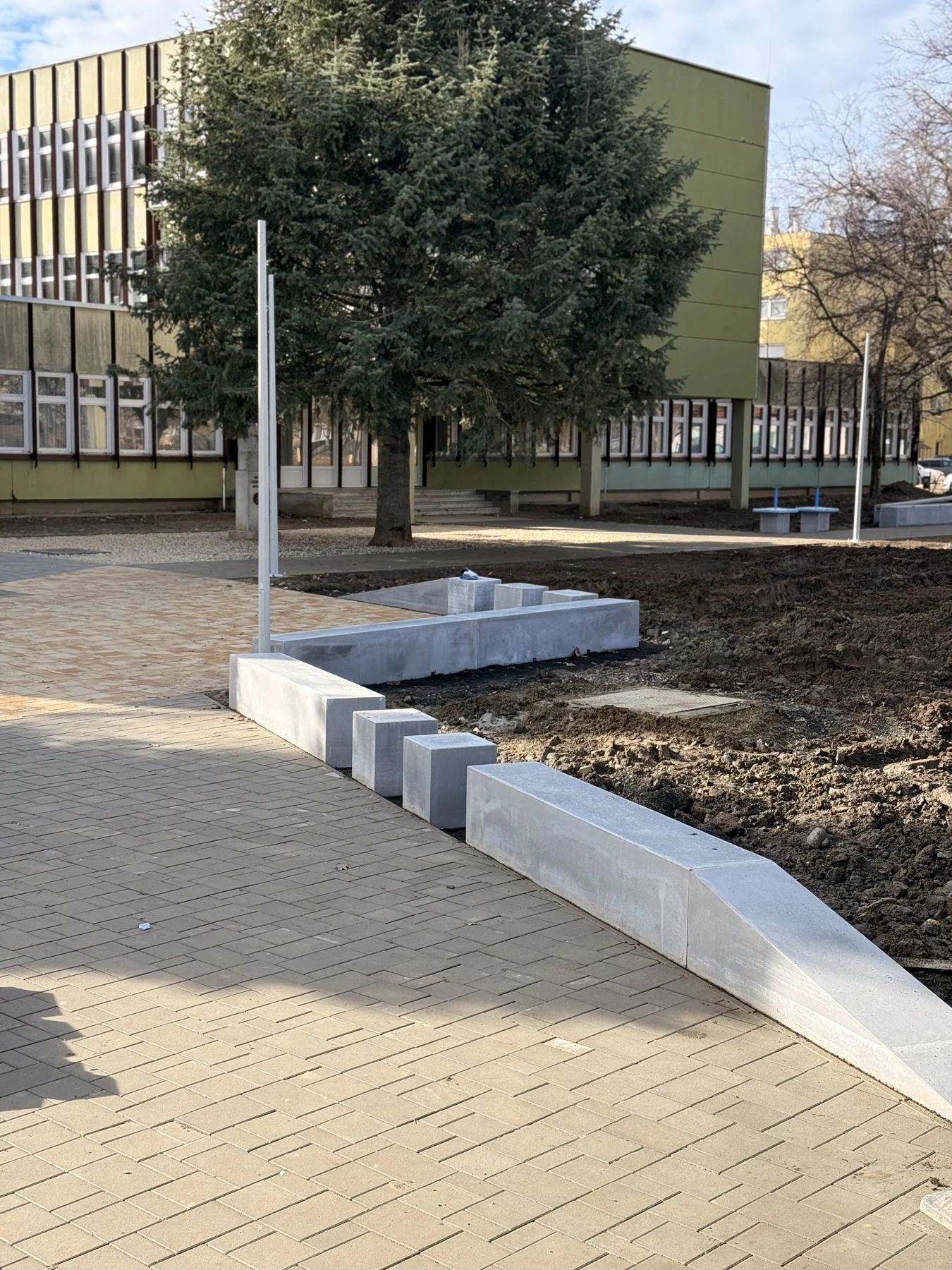 Finombeton elemek a lakótelepi közterület megújításához.