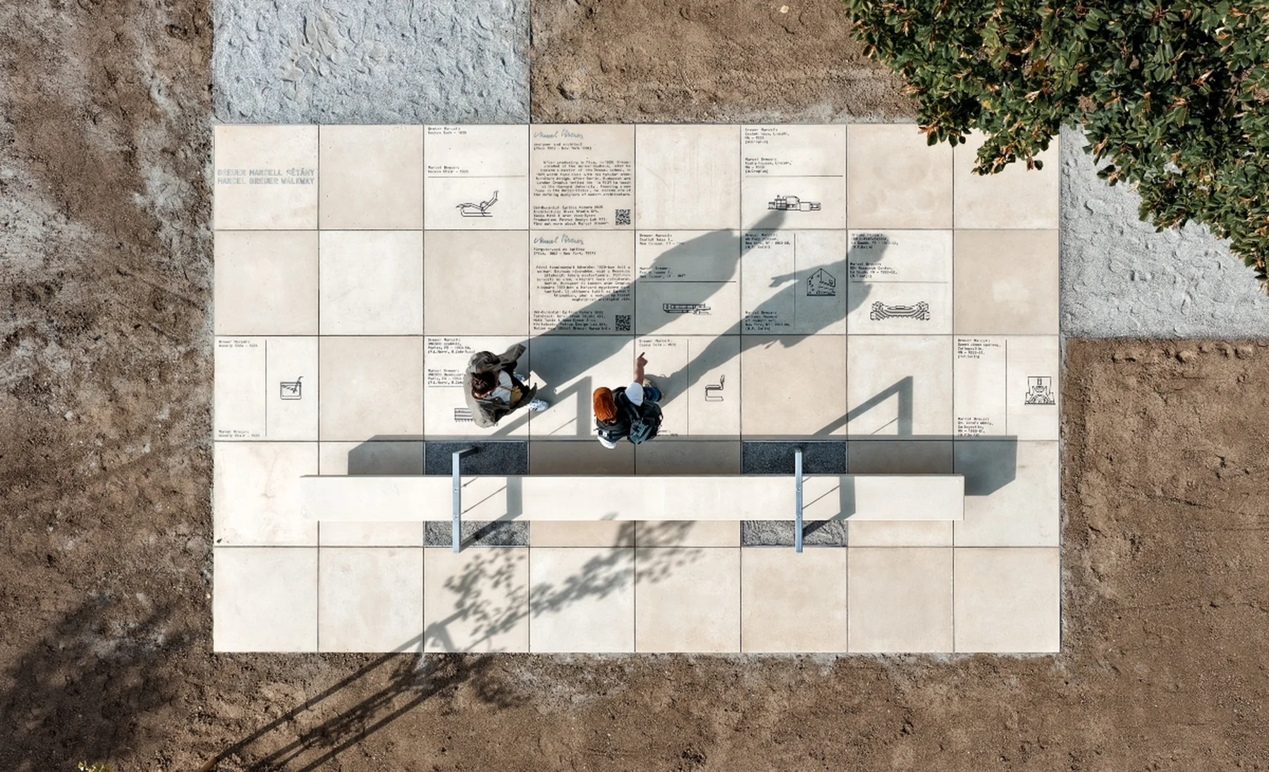 BREUER / PÉCS — Függesztett finombeton pad és grafikus burkolat